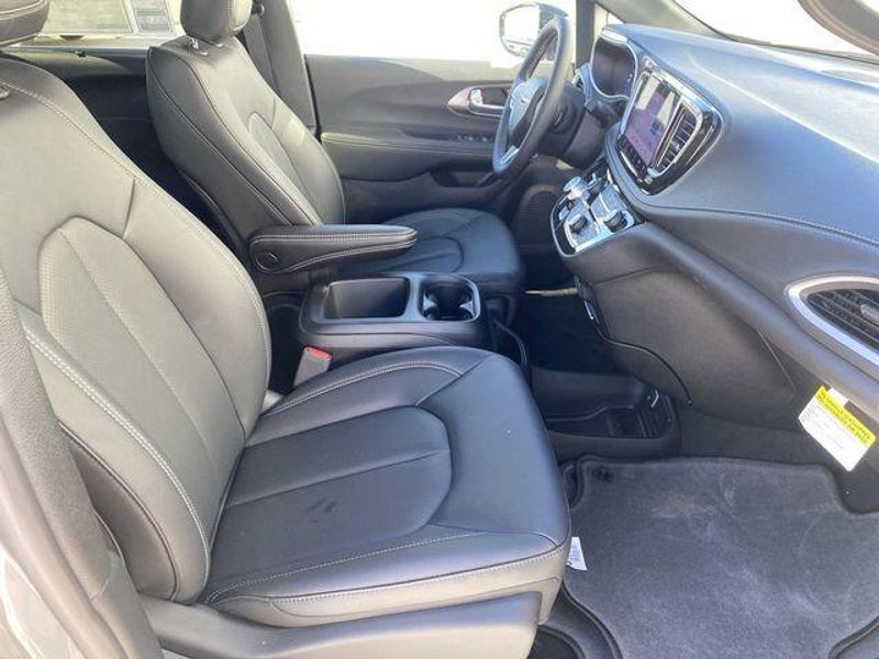 New 2025 Chrysler Pacifica SelectImage 12