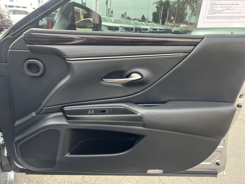 2019 Lexus ES 300hImage 24
