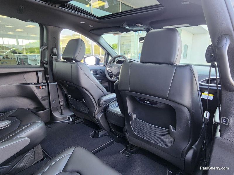 New 2027 Chrysler Pacifica Select
