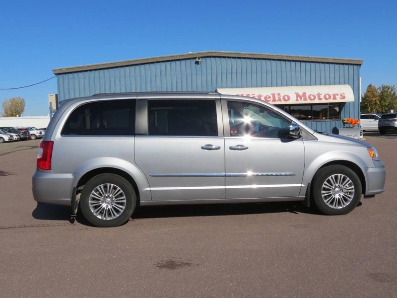 Used 2014 Chrysler Town & Country Touring L 4dr Mini VanImage 1