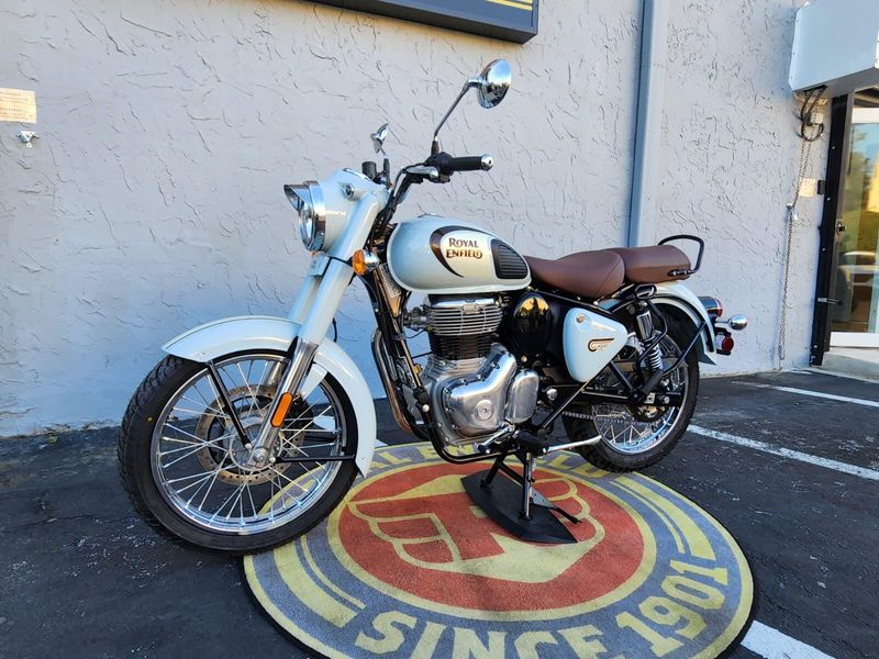 New 2024 Royal Enfield CLASSIC 350 Image 4