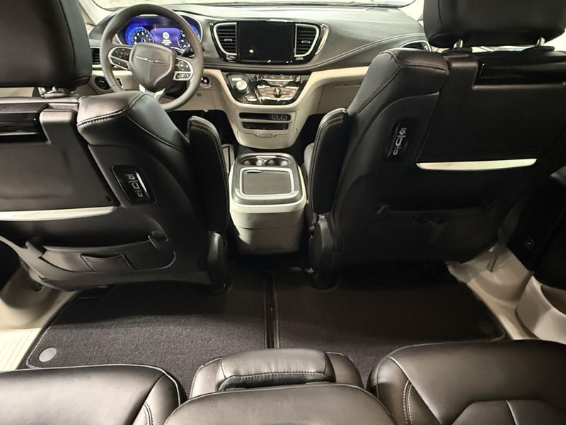 Used 2023 Chrysler Pacifica Touring LImage 22