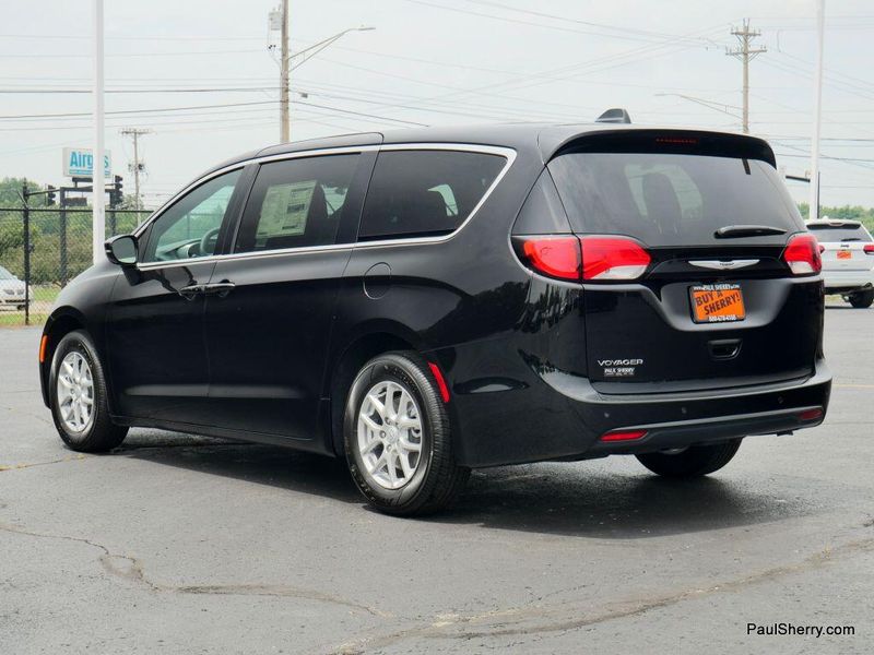 New 2025 Chrysler Voyager LxImage 11