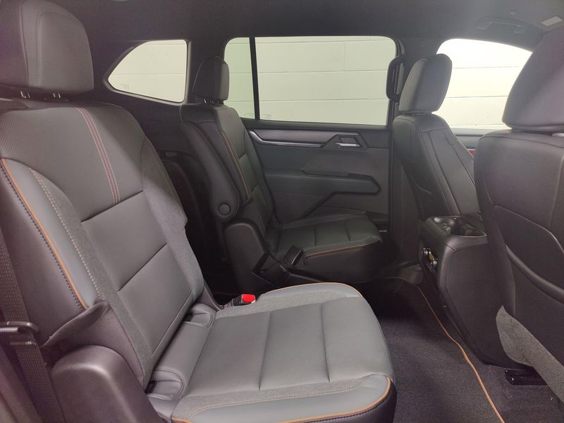 Used 2025 GMC Acadia AWD AT4Image 13