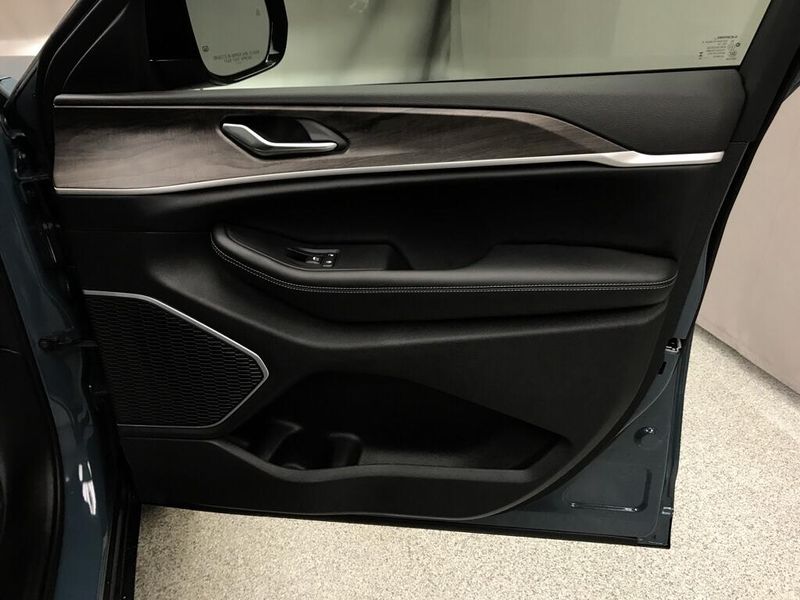 New 2026 Jeep Grand Cherokee L Limited 4x4Image 16