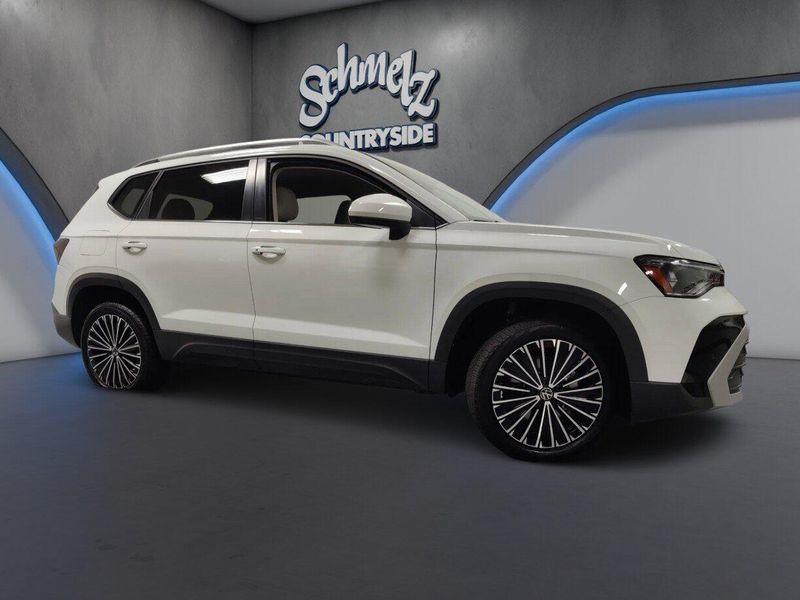 Used 2025 Volkswagen Taos SEImage 3