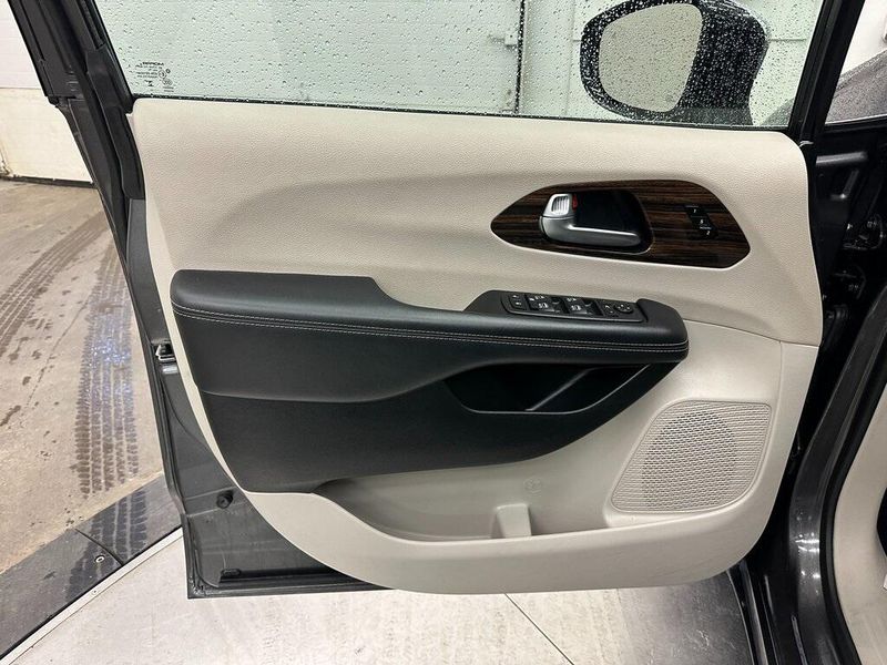 2023 Chrysler Pacifica LimitedImage 19