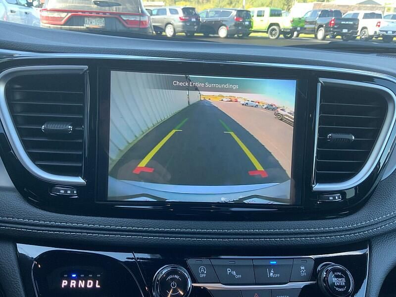 2026 Chrysler Pacifica Limited photo 16