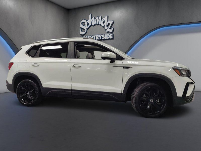 Used 2023 Volkswagen Taos SE w/SunroofImage 3