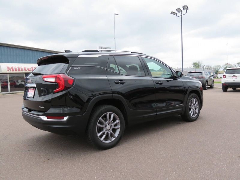 Used 2023 GMC Terrain SLT AWD 4dr SUVImage 2