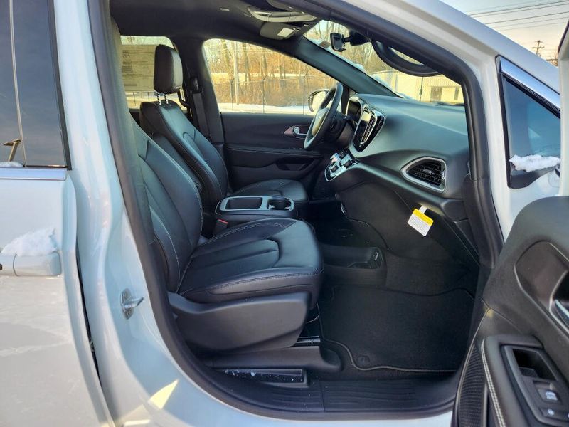 New 2026 Chrysler Voyager Lx