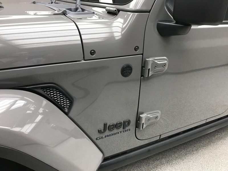 2021 Jeep Gladiator Willys photo 3