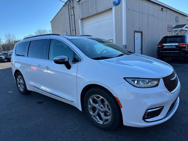 2023 Chrysler Pacifica LimitedImage 1