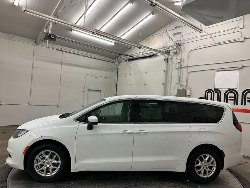 2022 Chrysler Voyager LXImage 12