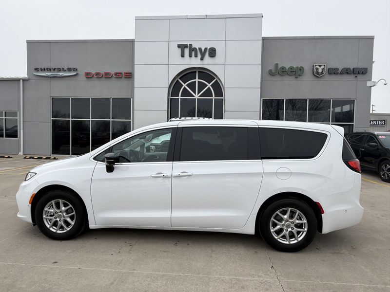 Used 2024 Chrysler Pacifica Touring LImage 35