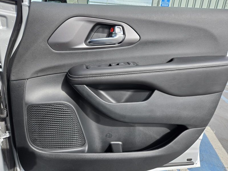 New 2026 Chrysler Pacifica Select FWD