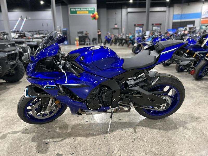 New 2025 Yamaha YZF-R1 Image 5