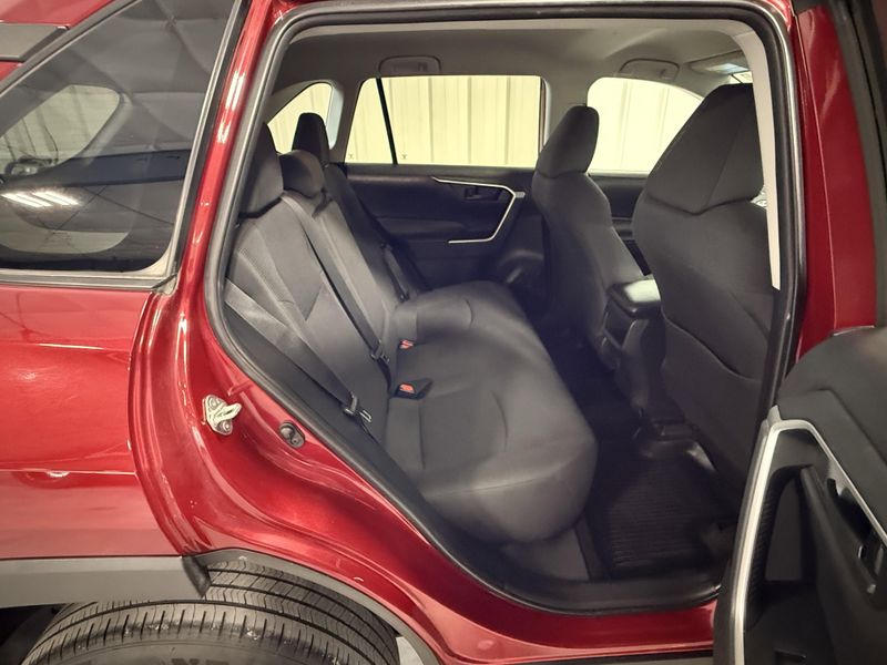 Used 2019 Toyota RAV4 LEImage 11