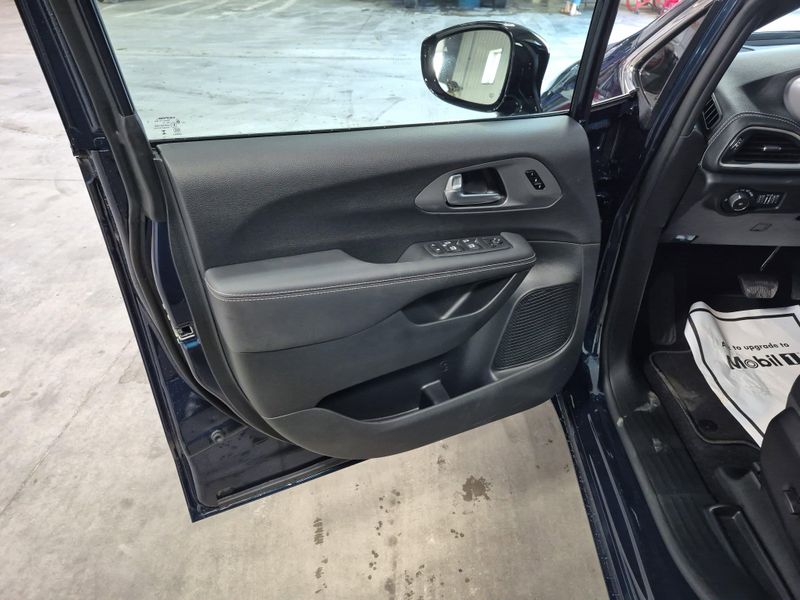 New 2025 Chrysler Pacifica SelectImage 21