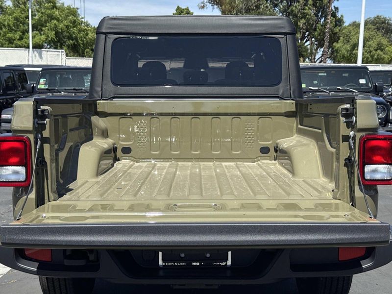 New 2026 Jeep Gladiator Sport S 4x4