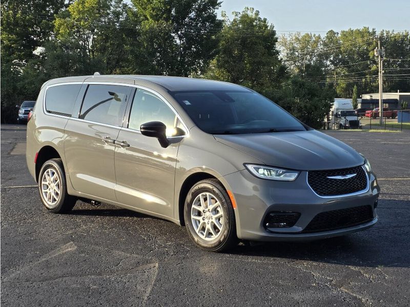 Used 2025 Chrysler Pacifica Select