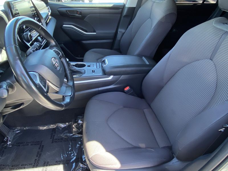 Used 2022 Toyota Highlander LEImage 16