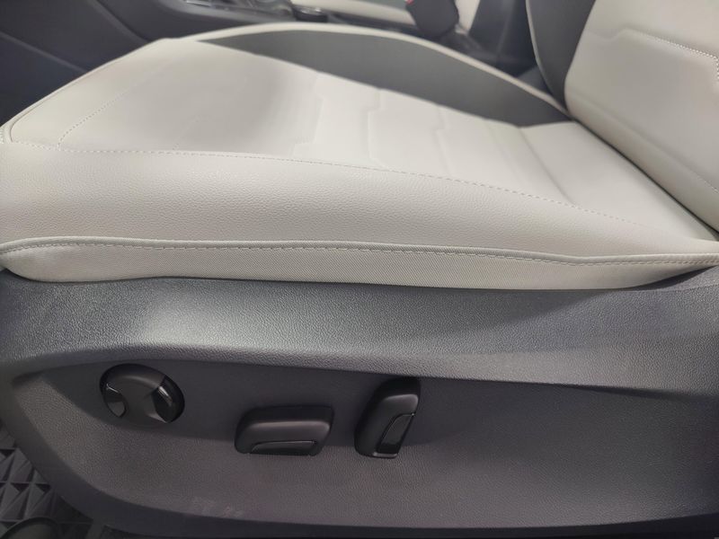 2025 Volkswagen Taos SE AWD w/SunroofImage 14