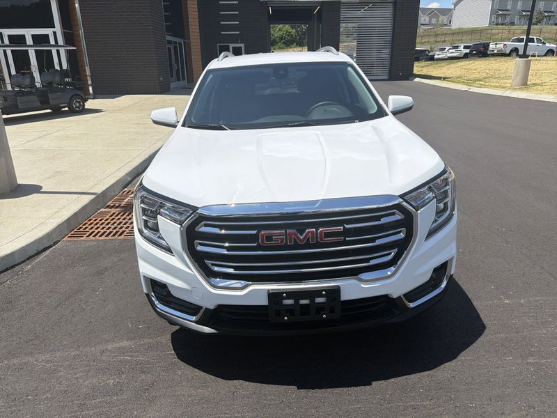 Used 2024 GMC Terrain SLTImage 3