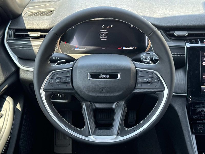 New 2026 Jeep Grand Cherokee Laredo 4x2