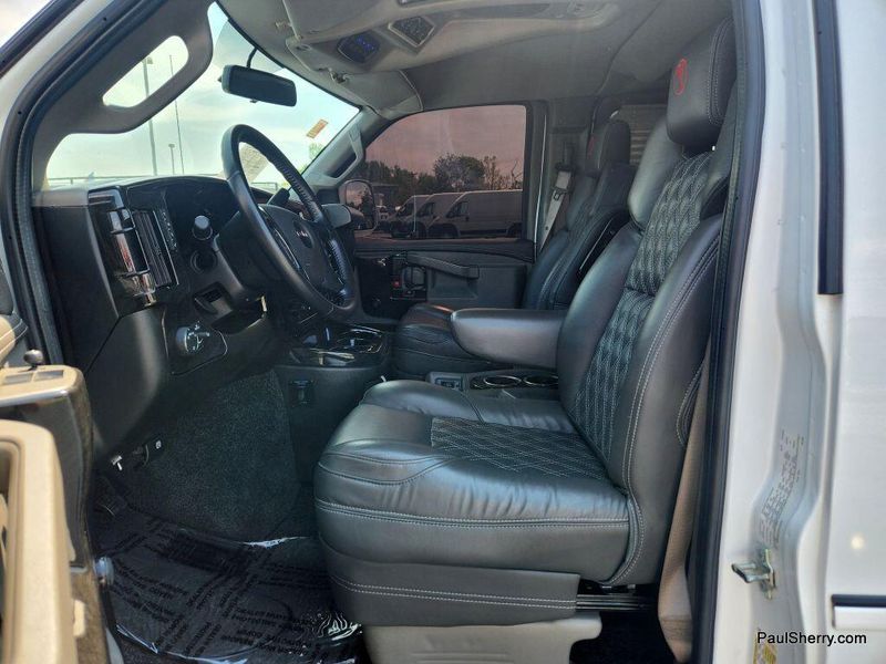 2022 GMC Savana Image 28