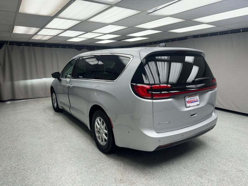 2024 Chrysler Pacifica Touring LImage 2