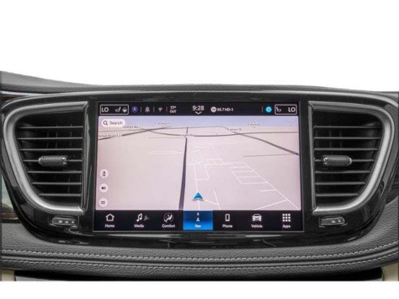 2024 Chrysler Pacifica Pinnacle photo 16
