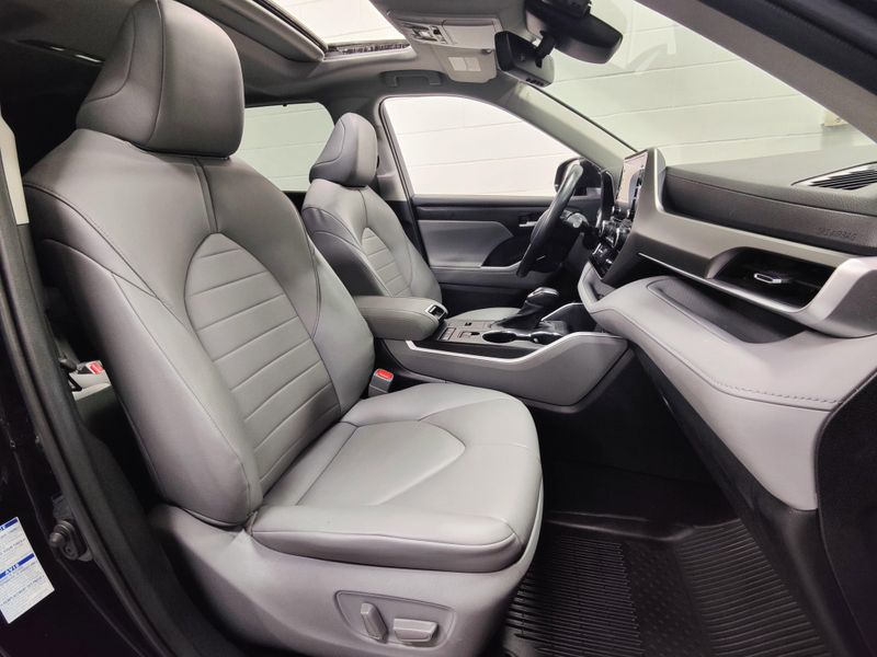 2021 Toyota Highlander Hybrid XLE AWD w/Sunroof/NavImage 4