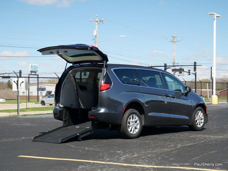 2022 Chrysler Voyager LXImage 6