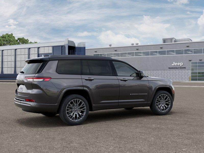New 2026 Jeep Grand Cherokee L Summit 4x4Image 4