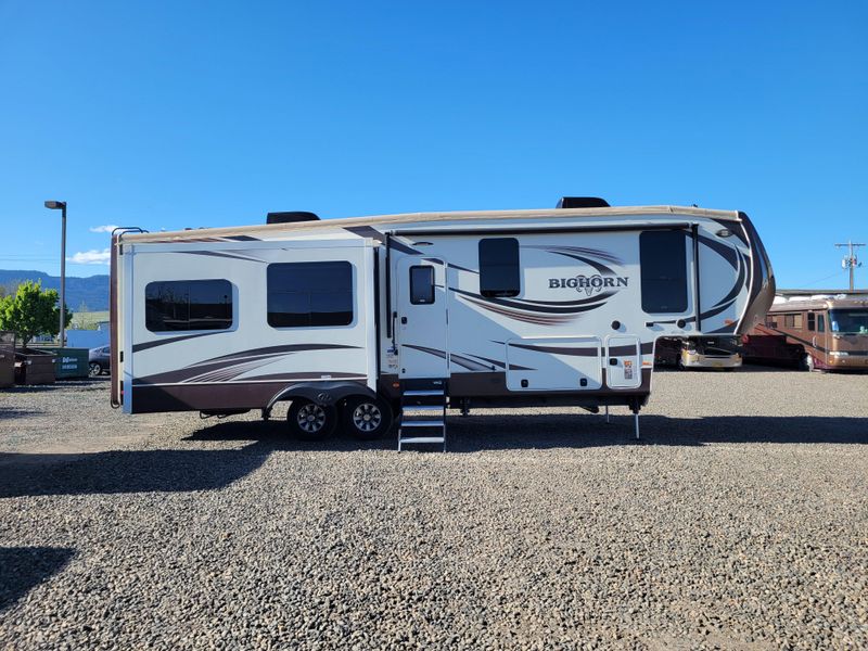 Used 2016 HEARTLAND BIG HORN 3010RE Image 2