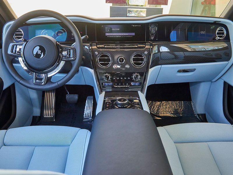 New 2027 Rolls-Royce Cullinan Black BadgeImage 4