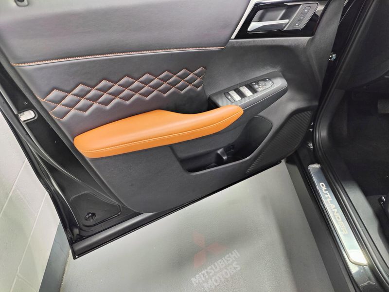 Used 2023 Mitsubishi Outlander PHEV SEL AWD 40th Anniv w/Sunroof/NavImage 35