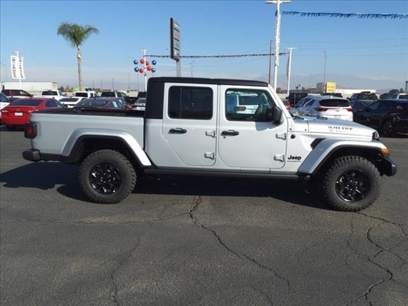 2023 Jeep Gladiator Willys 4x4 in a Silver Zynith Clear Coat exterior color and Blackinterior. Perris Valley Chrysler Dodge Jeep Ram 951-355-1970 perrisvalleydodgejeepchrysler.com 