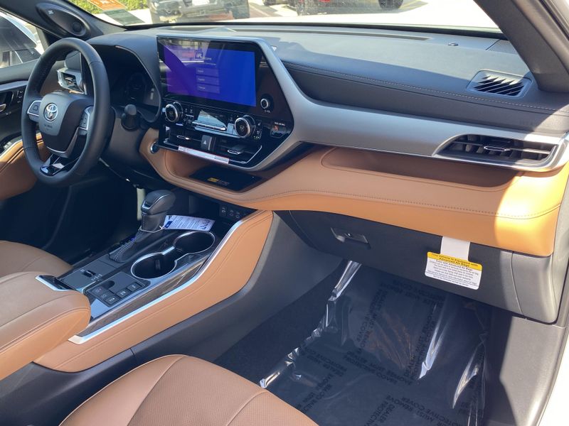 New 2025 Toyota Highlander Hybrid PlatinumImage 9
