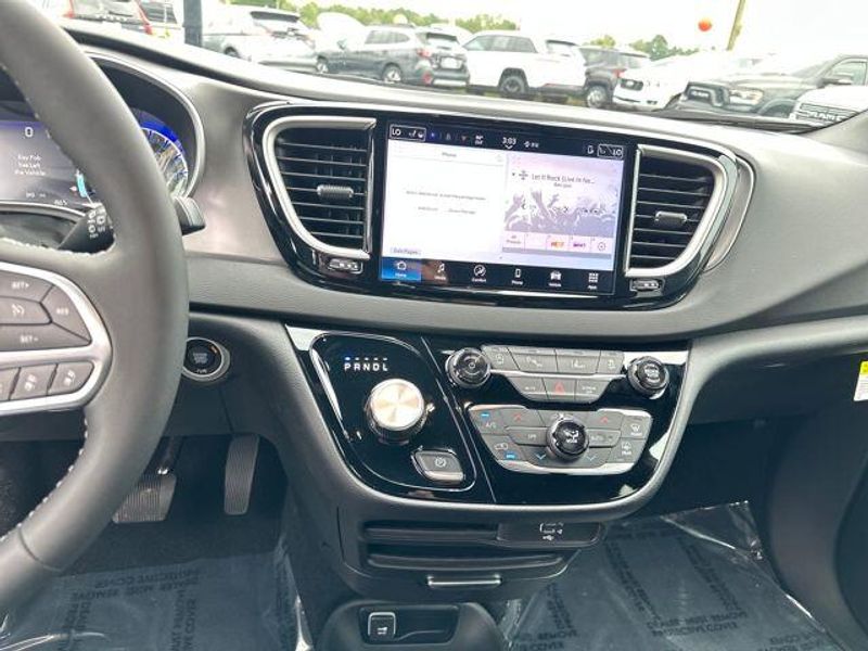 2026 Chrysler Voyager Lx