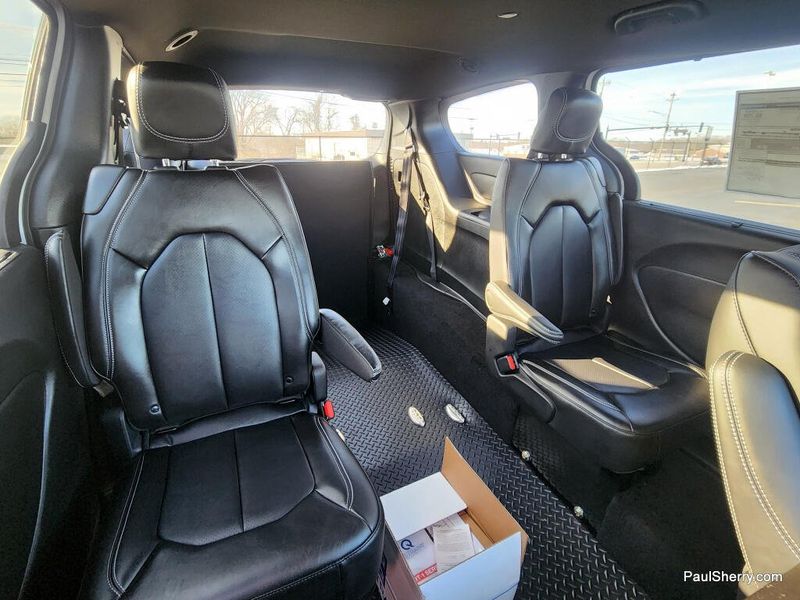 Used 2025 Chrysler Pacifica Select