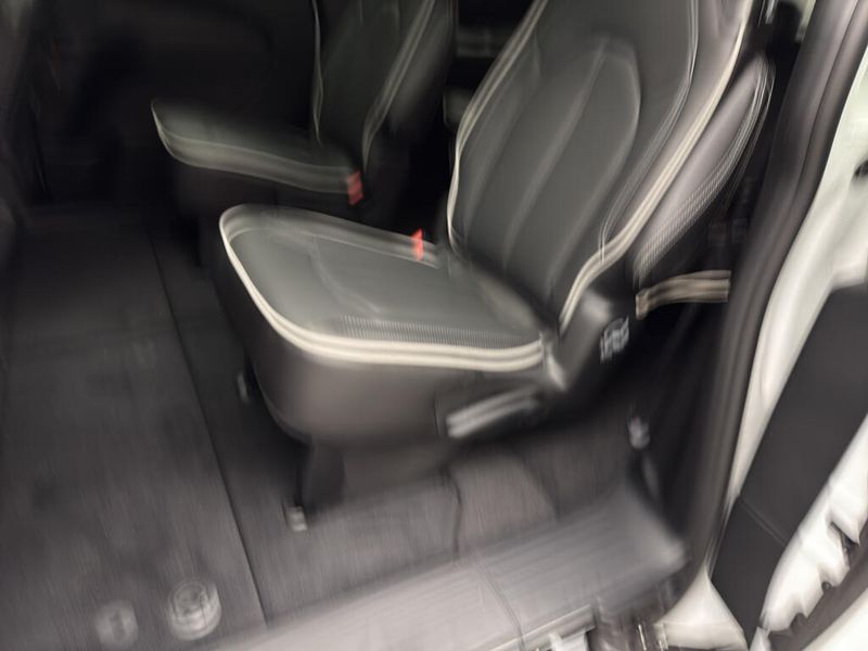 New 2026 Chrysler Pacifica Limited AwdImage 12