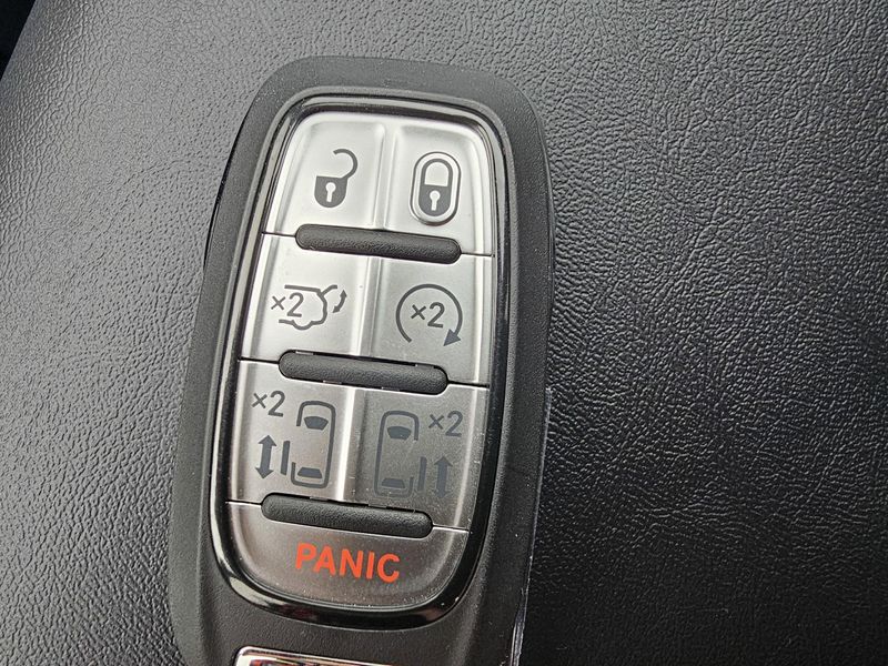2025 Chrysler Pacifica SelectImage 23