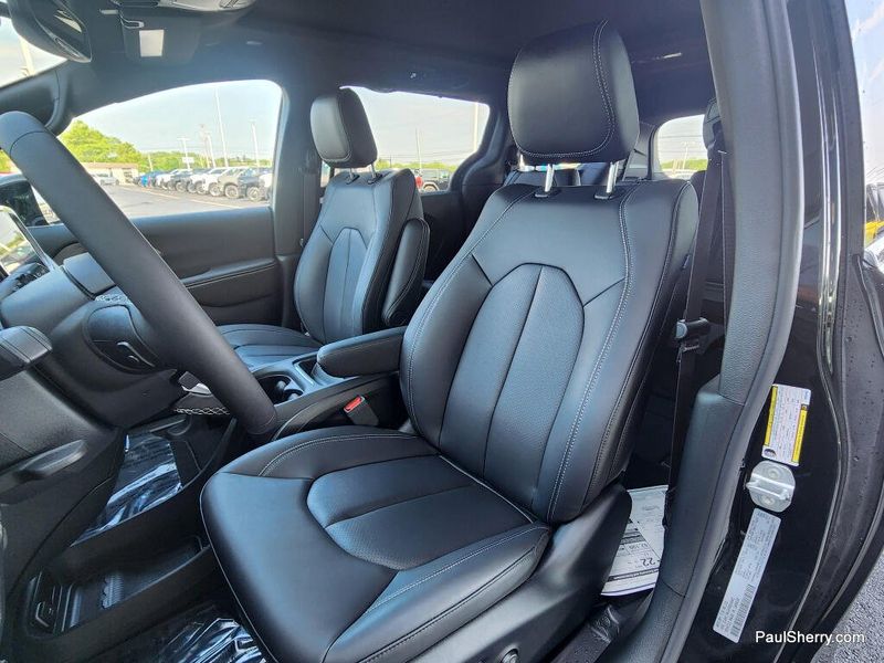 New 2027 Chrysler Pacifica Select
