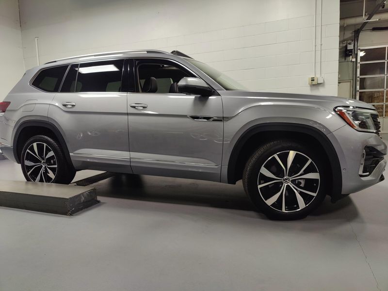 Used 2025 Volkswagen Atlas SEL Premium AWD R-Line w/Sunroof/NavImage 3