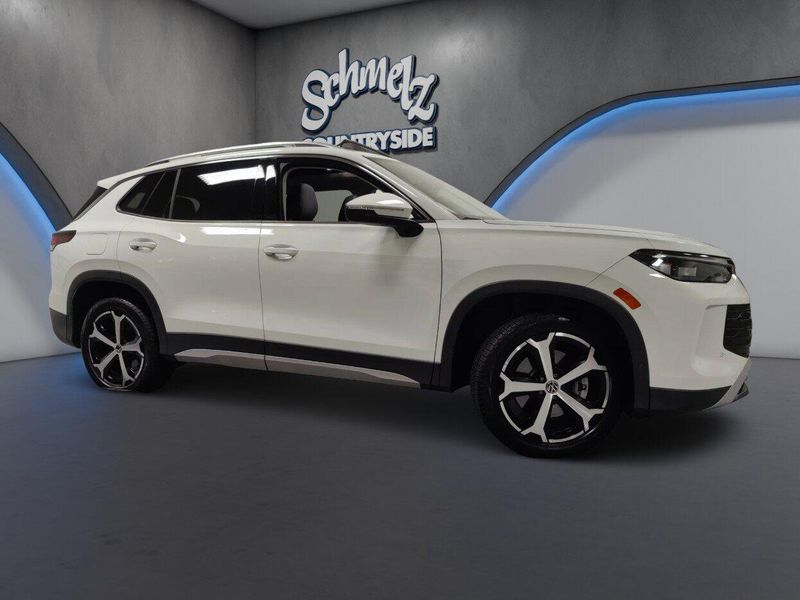 Used 2025 Volkswagen Tiguan SE AWD w/SunroofImage 3