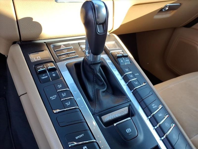 Used 2017 Porsche Macan BaseImage 20
