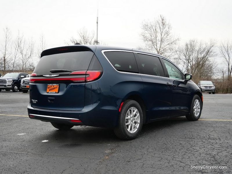 2023 Chrysler Pacifica Touring LImage 9