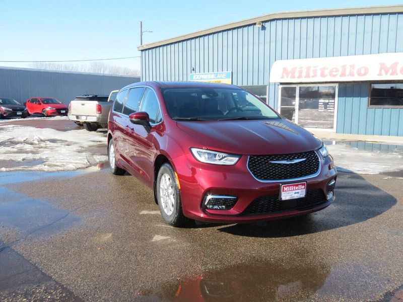 Used 2023 Chrysler Pacifica Touring L 4dr Mini VanImage 3